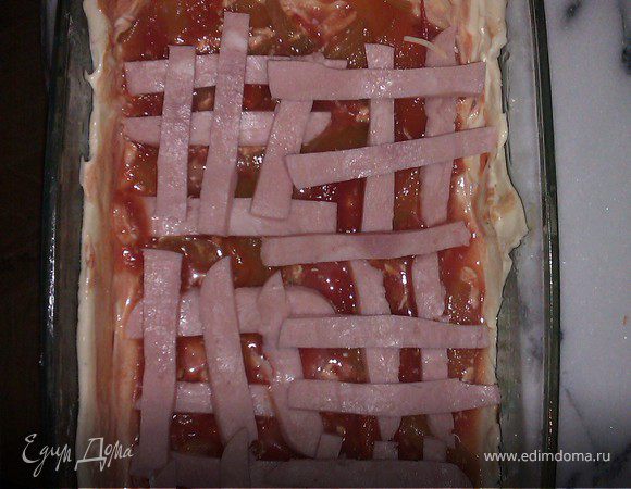 На всю эту красоту выкладываем тонко нарезанную ветчину.