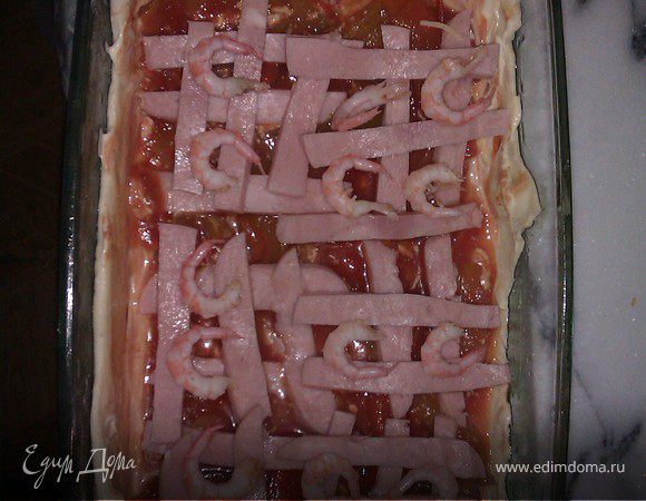 Сверху выложить отваренные и очищенные креветки. 