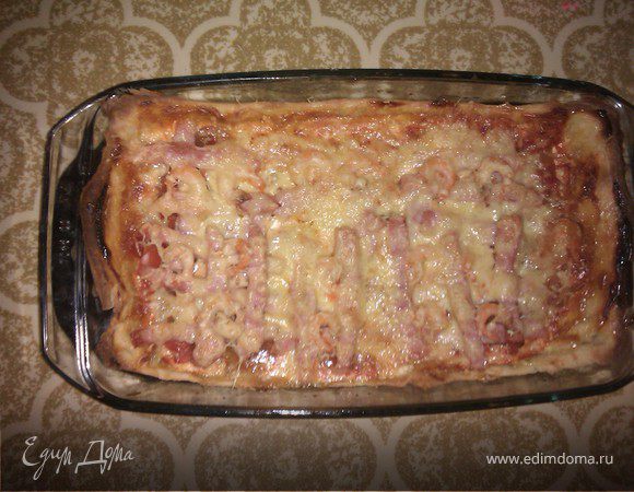 Сверху все посыпаем натертым сыром и ставим в разогретую духовку. 

Пица готова. Приятного аппетита