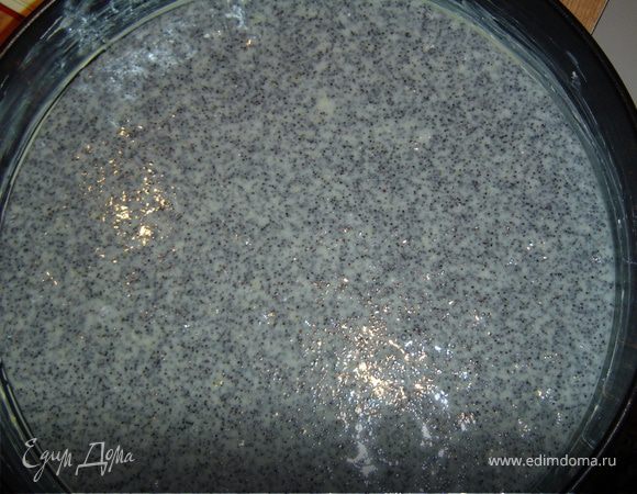 Начинаем с выпечки трех коржей. Для этого берем 0, 5 стакана муки, 0, 5 стакана сахара, 1 чайную ложку крахмала, 1 чайную ложку соды, гашеную уксусом, 2 -3 капли коньяка, 1 яйцо и 0, 5 стакана мака. Все это перемешиваем и разбавляем 0, 5 стак. сметаны. Форму хорошо смазываем маргарином и выливаем в нее тесто. Ставим в разогретую духовку и выпекаем при температуре 170 -180 гр 15 -20 мин.