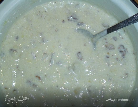 Таким же образом замешиваем тесто и на второй корж, только мак заменяем на орехи. А в третьем корже - орехи заменяем на изюм.