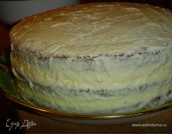 Когда коржи будут готовы, приступаем к крему.
  Взбивая размягченное сливочное масло, подливаем постепенно сгущенное молоко.Этим кремом смазываем коржи