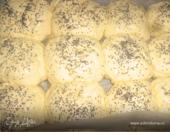 Форму выстилаем пергаментом и смазываем маслом. Формируем шарики и выкладываем на форму. Накрываем полотенцем и даем постоять не меньше 15-20 минут, они увеличатся почти в 2 раза. Смазываем  желтком, посыпаем маком или кунжутом. В разогретую духовку на 20-25 минут.