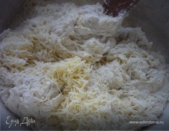 Готовим опару. 
В теплую воду добавить соль, сахар, овсяные хлопья, перемешать до растворения соли и добавить дрожжи, оставить в теплом месте на 30 минут.
Готовим тесто. 
1/3 сыра натереть на мелкой терке, смешать муку, сыр и опару, в конце добавить 2 столовые ложки оливкового масла. Оставить до увеличения объема в 2 раза (минут 30).