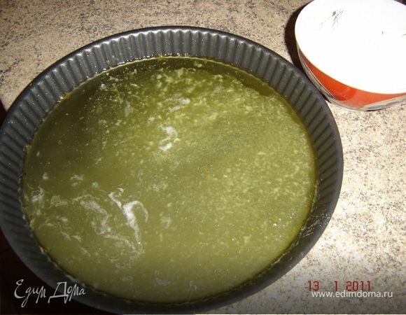 Разогреть духовку до 180 градусов. В форму для выпечки положить сливочной масло, вылить растительное, воду, добавить ложку сахара и соль – все, кроме муки – и поставить в духовку на 5 минут.