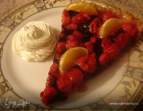 Его можно подать со взбитыми сливками.