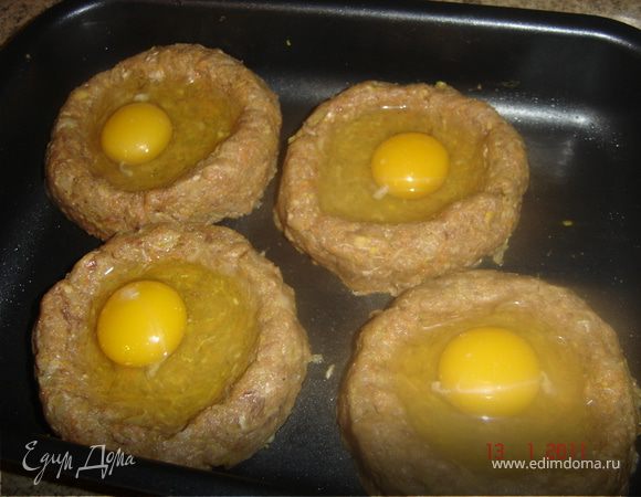 В каждое гнёздышко разбить по одному яйцу и положить все в духовку. Выпекать 35-40 минут при 180 градусах.