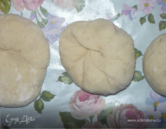 Каждый кусочек вымешиваем от периферии к центру, формируем шарик. 