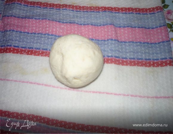 Льняную или хлопковую салфетку смочить водой отжать. Прокатать гладкую поверхность шарика по салфетке... 