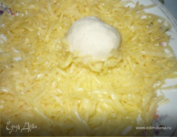затем по тертому на крупной терке сыру (можно так же использовать кунжут, мак и т.п.)