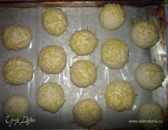 Выложить на противень, дать как следует расстояться минут 30.Выпекать при 180 *С около 20 минут.