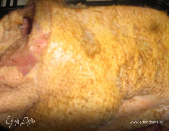 Гуся очень хорошо вымыть, еще лучше на 1 час замочить в холодной воде. Вытереть насухо бумажным полотенцем. Натереть специями изнутри и снаружи. Обмотать пищевой пленкой и отправить в холодное место минимум на 4 часа, если позволяет время то можно и на 6.