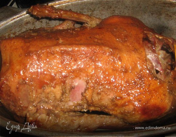 Яблоки вымыть, высушить. Разрезать пополам, вынуть семена. Достать гуся, нафаршировать яблоками, зашить или заколоть зубочистками. Отправляем в утятницу, закрываем крышкой и запекаем не меньше 40 минут на умеренном огне. Затем переворачиваем и запекаем под крышкой еще 40 минут. Дальше будем запекать без крышки. Здесь важно поливать гуся соком каждые 15 минут и 1 раз перевернуть. Задача таких манипуляций в том, чтобы кожица на гусе максимально зажарилась и стала хрустящей, при этом мясо остается нежным благодаря соку. Общее время запекание составляет 3-4 часа. Время регулируете в зависимости от размера гуся. Приятного аппетита!