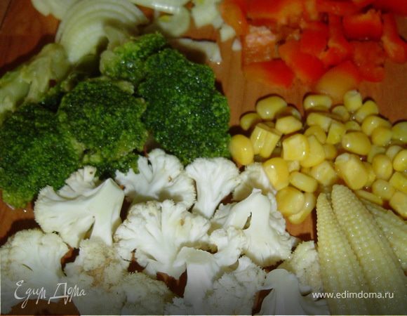 Брокколи и цветную капусту разделяем на маленькие соцветия, перец очищаем от семян и нарезаем небольшими кубиками, отвариваем кукурузу (или берем консервированную), очищаем и измельчаем лук.