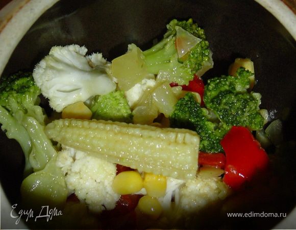 Все овощи, кроме лука, перемешиваем и выкладываем на дно горшочков.