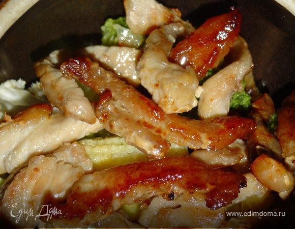 Второй слой - обжаренное мясо, третий - оставшиеся овощи. 