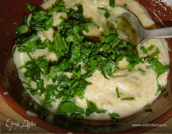 Теперь приготовим заливку, для этого на растительном масле обжариваем лук до золотистого цвета, добавляем сливки и доводим до кипения, затем вливаем соевый соус, перемешиваем и снимаем с огня. В этот соус добавляем измельченные грецкие орехи и зелень, все перемешиваем