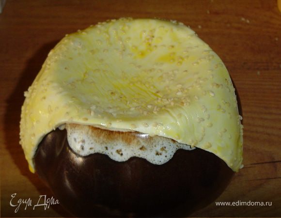 Из слоеного теста вырезаем треугольники, накрываем ими горшочки, смазываем желтком, посыпаем кунжутом и отправляем в духовку на 50 минут при температуре 180-190 гр.