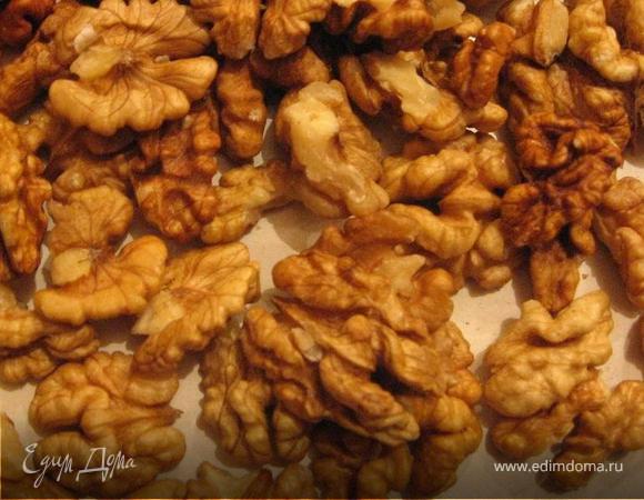 выкладываем на тарелку,поливаем маслом,посыпаем семечками и орехами.Можно есть из одной тарелки палочками.