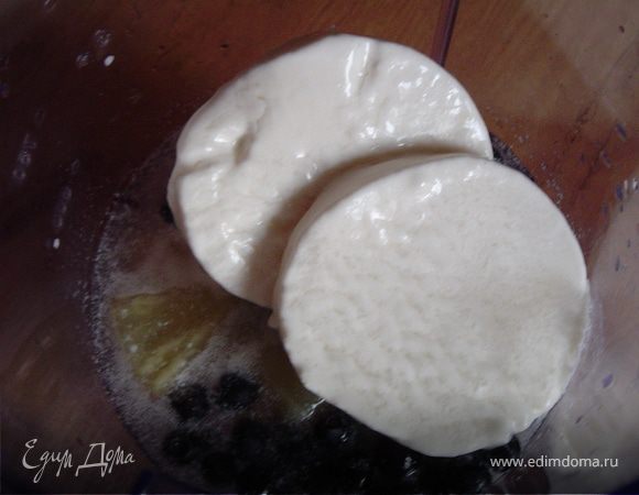 Чернику, ананас, мороженое кладем в блендер, заливаем сиропом и перемешиваем. Разливам по бокалам, украшаем черникой и мятой.