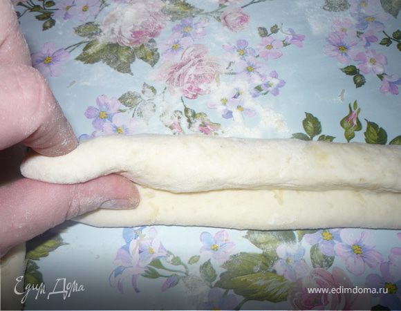 Получившийся прямоугольник закручиваем как багет вокруг большого пальца. делаем так все 6 батончиков, складывая на стол швом вниз. оставляем отдохнуть на 5-10 минут, не больше. Если нижний шов все равно расходится, то его можно слегка залепить или смазать край шва водой.