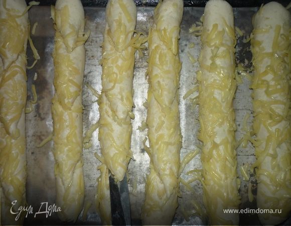 Сырные батончики можно надрезать ножницами наискосок на 2/3 глубины и вложить в надрезы курагу или чернослив (с черносливом мне нравится больше), внутрь чернослива можно положить грецкий орех, кураги - миндаль. Сухофрукты в процессе запекания почему-то не подгорают. 