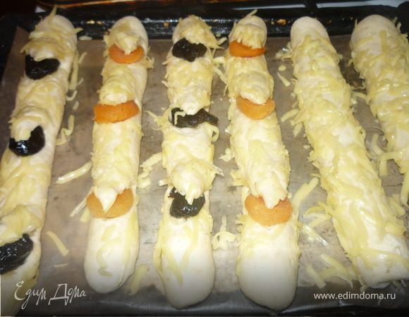 Дать расстояться до увеличения объема в 2 раза и выпекать при 180*С 20-30 минут. Степень зажаристости регулируйте сами. Одна особенность: в связи с большим количеством сыра спичка в проверке готовности Вам не помощник.