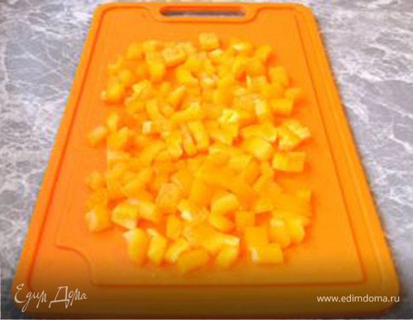 Сначала морковь вымойте и очистите. Натрите её на крупной терке и сбрызнете лимонным соком. Огурец вымойте, при желании очистите от кожуры и нарежьте кубиками. Перец вымойте, вырежьте плодоножку, очистите от семян и порежьте кубиками. Адыгейский сыр также порежьте  кубиками.
