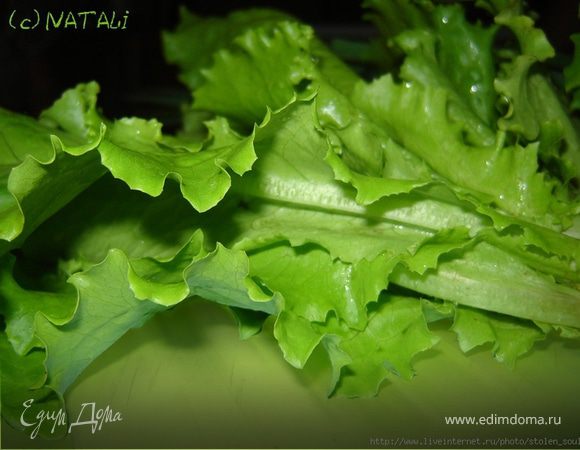 Соедините огурец, перец, морковь,сыр и соевые ростки.Залейте смесь томатным кетчупом и тщательно перемешайте.Салатные листья промойте в проточной воде и дайте воде стечь. Сухие листья порвите руками на кусочки.