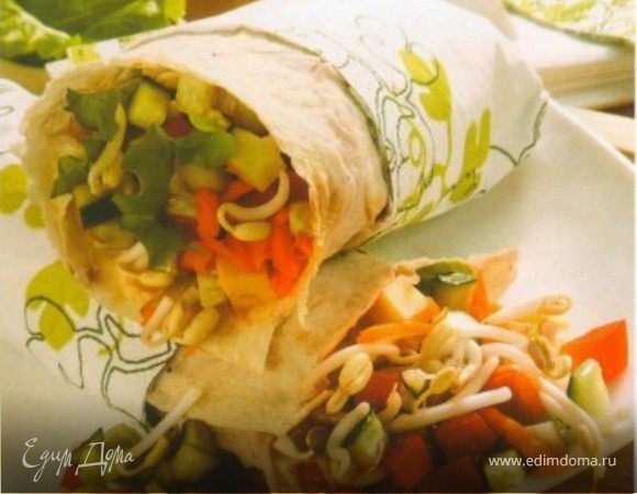 Лаваш разложите на чистом и сухом столе и вдоль по средней линии выложите на него смесь овощей и салатные листья.Затем аккуратно сверните лаваш в рулет, в процессе заложив его по краям.Разрежьте его пополам и с закрытого конца каждый "стаканчик" оберните салфеткой , чтобы удобнее было есть.
Приятного аппетита!