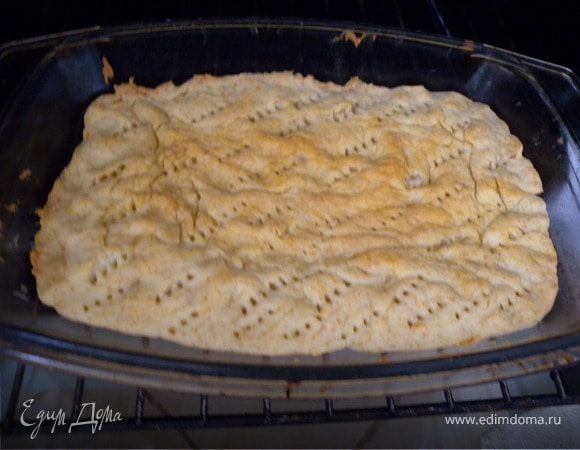 Раскатайте приблизительно до 1 см толщиной. Переложите в форму или на протвень с помощью скалки, наколите вилкой. Выпекать при температуре 200 С градусов до готовности (светло-коричневого цвета). Дайте остыть. 