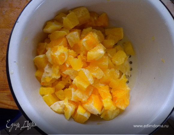 Порезать апельсины на кубики. Срезать. Белую плёнку не убирайте. Она прекрасно горчит в дополнение к горькому шоколаду. Дайте стечь соку.