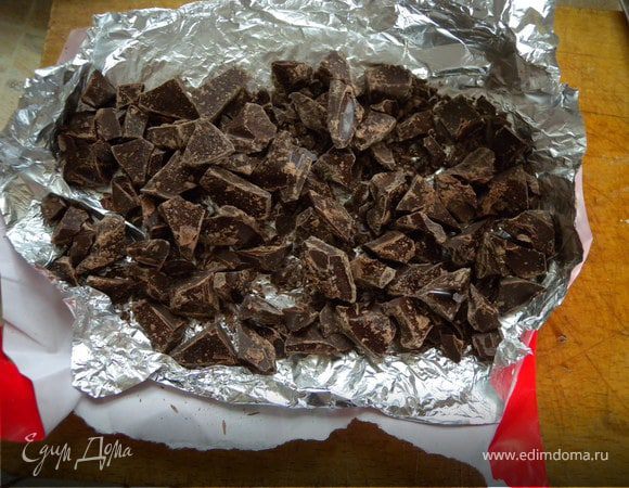 Плитку шоколада (с морозилки), не распечатывая побейте скалкой. 
 Зефир порежте на мелкие кусочки (трудно но возможно, хотя бы на 4 части каждый кусочек, 1,5х1,5 см)