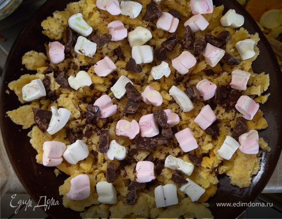 Выложить зефиром (90%), поверх высыпать апельсины, потом побитый шоколад (90%). 