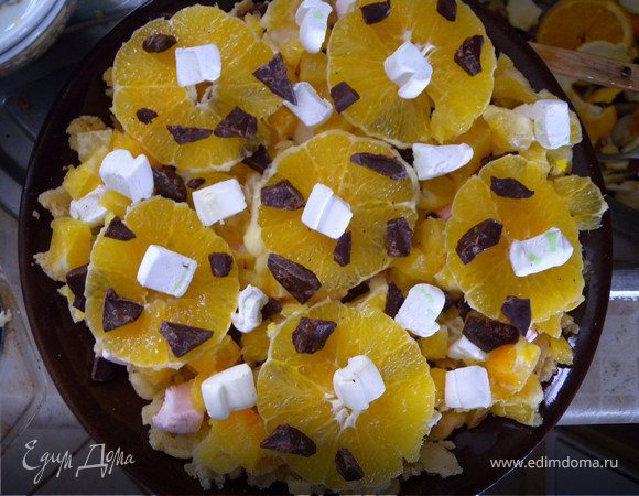 Украсить кругами из апельсинов. Сверху оставшийся шоколад и немного зефира.