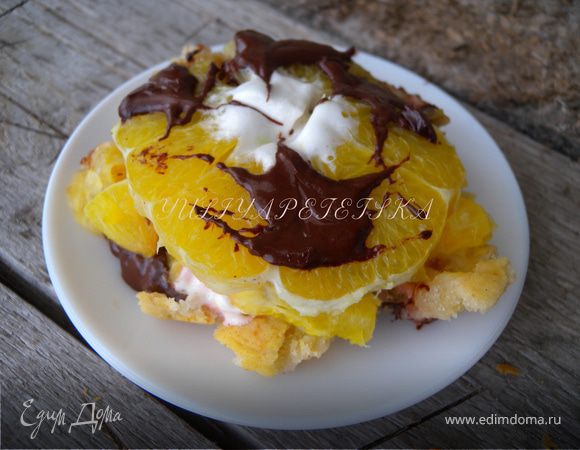 Подавать можно сразу. Положить на десертные тарелочки с помощью лопатки или ложки.  (Не резать ножом). 