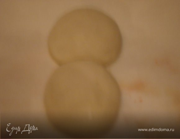 Начинаем работу с замешивания теста,для чего хорошо перемешиваем муку,сахар,соль,к смеси добавляем воду и растительное масло,и вымешиваем до однородной массы. После приготовления теста начинаем лепить фигурку попугая.Для этого берем два кусочка теста и вылепляем туловище и голову,соединяем их,смазав оба кусочка водой и немного прижав.Так и в дальнейшем соединяем все элементы попугая.