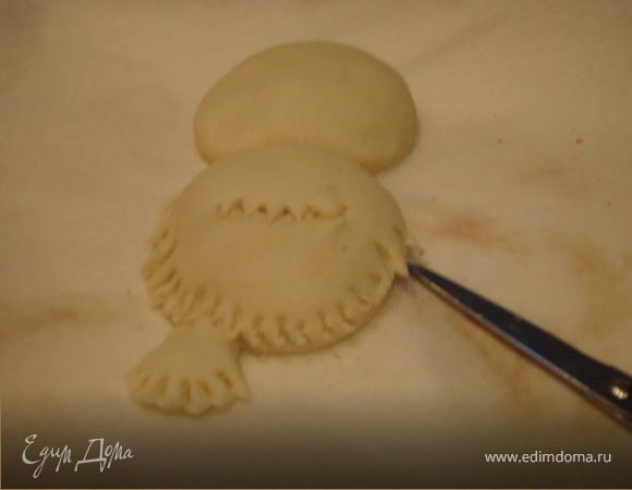 Теперь с помощью ножниц делаем "перышки" попугаю.