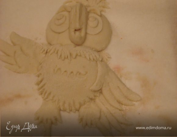 Заключительным аккордом будет изготовление хохолка и перьев вокруг шеи,делаем их при помощи ножниц.