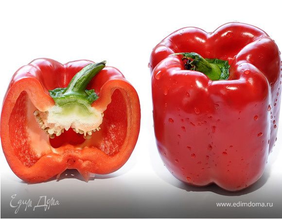 Перец помойте и удалите плодоножку.Затем разрежьте его на две части,очистите от семян и нарежьте мелкой соломкой.Чтобы салат выглядел аппетитно и красочно, лучше выбирайте перец красного и желтого цветов.