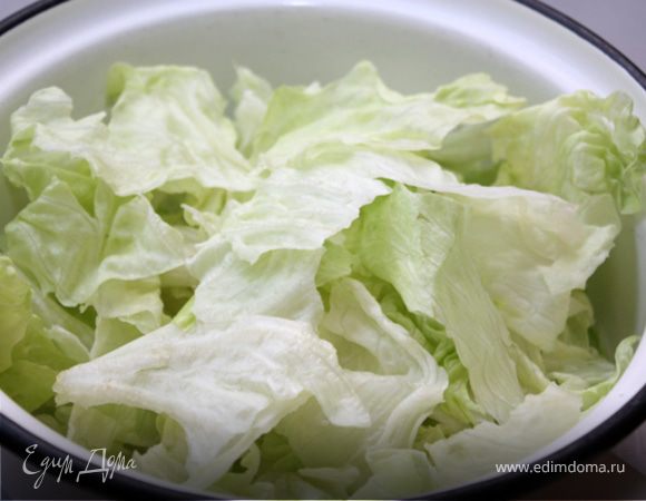 Свежие листья салата хорошенько вымойте: сначала несколько раз в миске с холодной водой, а затем - в проточной воде.Дайте им стечь в дуршлаге, а затем обсушите кухонным полотенцем и так же нарежьте соломкой.