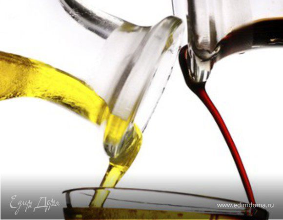 Дальше готовим заправку для салата.Для этого уксус нужно слегка сбить с растительным маслом, посолить и поперчить.Потом полученной смесью следует заправить салат и тщательно перемешать.