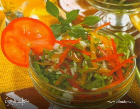 Такой салат будет особенно эффектно смотреться в прозрачных креманках.Разложите салат по креманкам и украсьте его дольками помидоров и зеленью.
Приятного аппетита!