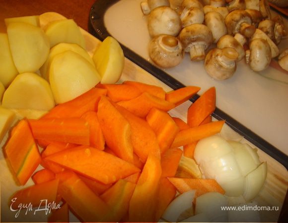 Картофель хорошо промыть и порезать на половинки (зимой трудно найти картофель с тонкой кожурой, поэтому я картофель очищала). Если грибы крупные - порезать, а мелкие оставить целиком. Морковь очистить нарезать кусочками, длиной 3-3.5 см.