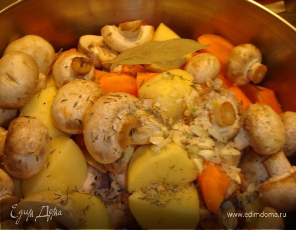 Увеличить огонь, налить в кастрюлю бульон, вино, положить картофель, морковь, грибы, лук, чеснок, тимьян, соль, перец и лавровый лист. Довести бульон до кипения, накрыть крышкой и тушить на слабом огне минут 30 или до готовности.