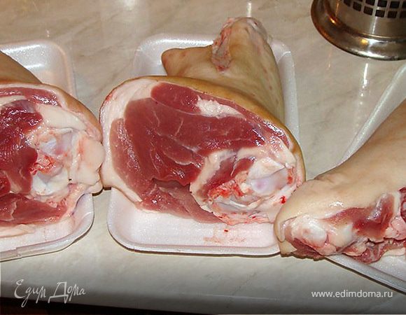 Рульки закупаем заранее, за сутки оптимально.
Внимательно их осматриваем, если есть щетина - обжигаем ее и отскабливаем, отмываем. У меня были чистенькие.
Затем складываем их в кастрюлю, в которой потом их будем варить, но пока просто заливаем их холодной водой и всыпаем туда грамм 300-400 обычной каменной соли (у меня не йодированной было мало, пришлось добавить и йодированной).Те что мясистые - это от задней ноги свиньи, справа - от передней. 