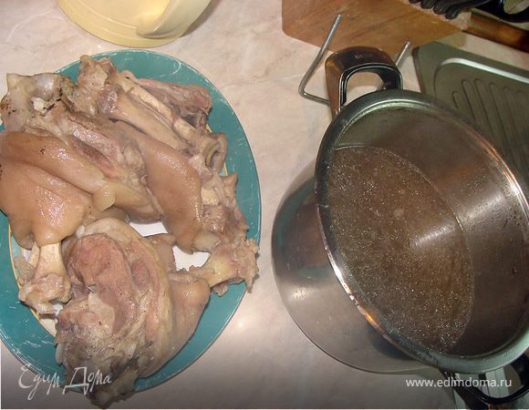 Бульон от рулек я не выливала, он получился специфический - соленый (рульки отдали всю лишнюю соль), острый и наваристый, после холодильника он стал похож на  желе. Жир сверху снимается  легко после охлаждения, похож на смалец, но соленый и острый. Все это съедобно :) Бульон можно разбавить и использовать, смалец тоже выкидывать не стоит, поджарить на нем картошку - самое то будет.