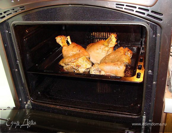 Рулька печется все те же 1,5-2 часа. Поэтапно она преображается: