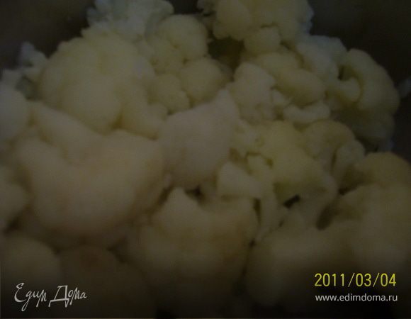 Цветную капусту отварить в подсоленой воде (в кипящей воде не более 7 минут).