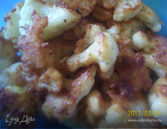 Обмакнуть капусту в кляре и обжарить на растительном масле до золотистой корочки. 